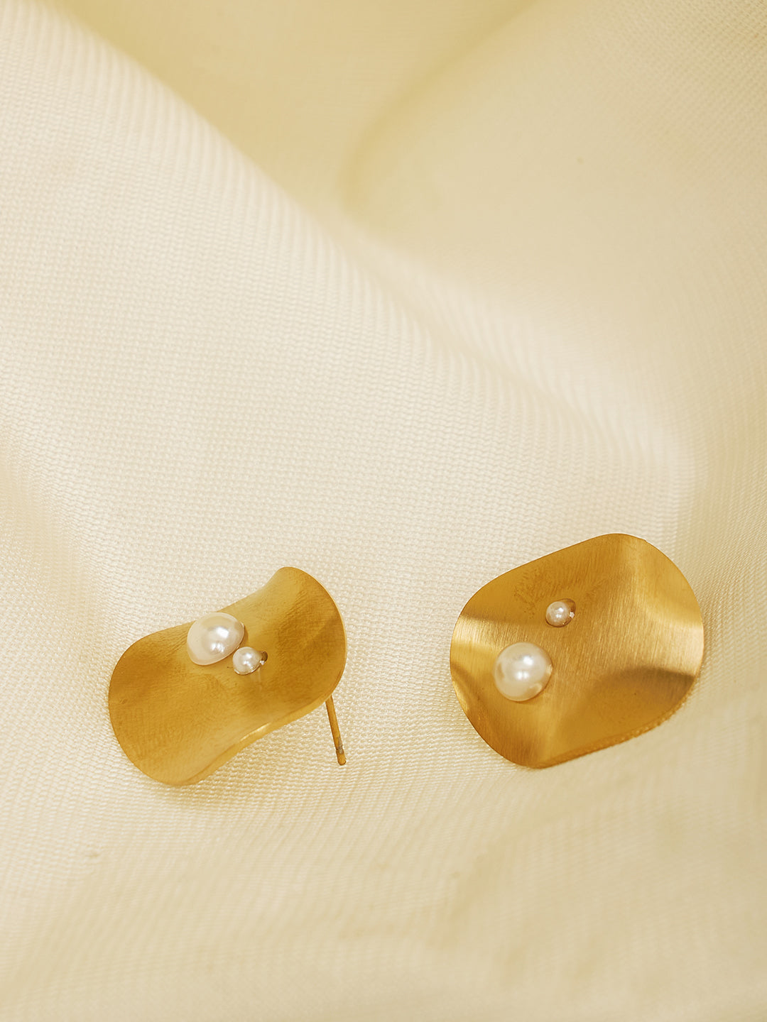 Women Gold Plated Circular shaped Artificial Beads Studs Earrings