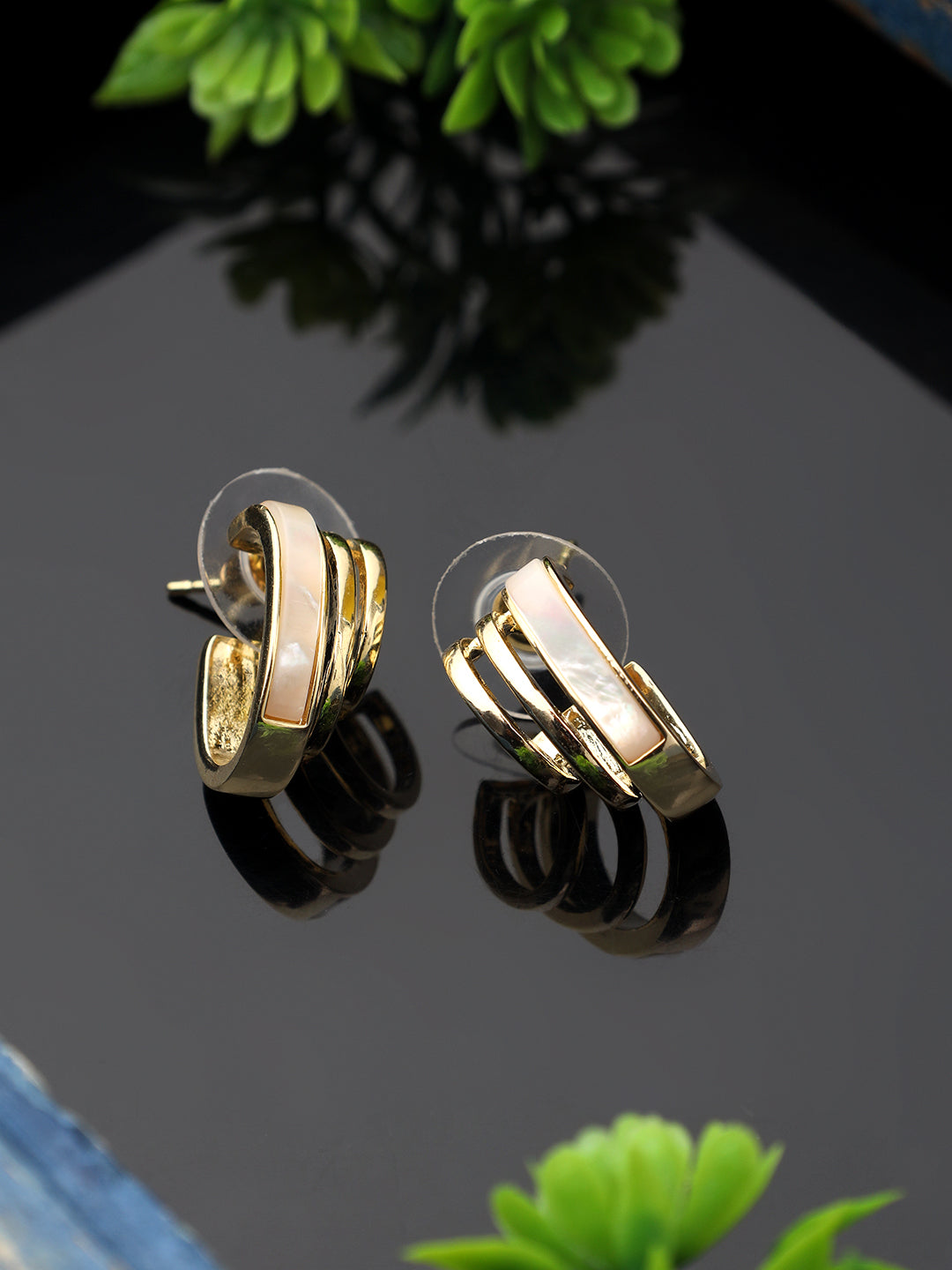 Gold Curled Stripe Pattern Earrings