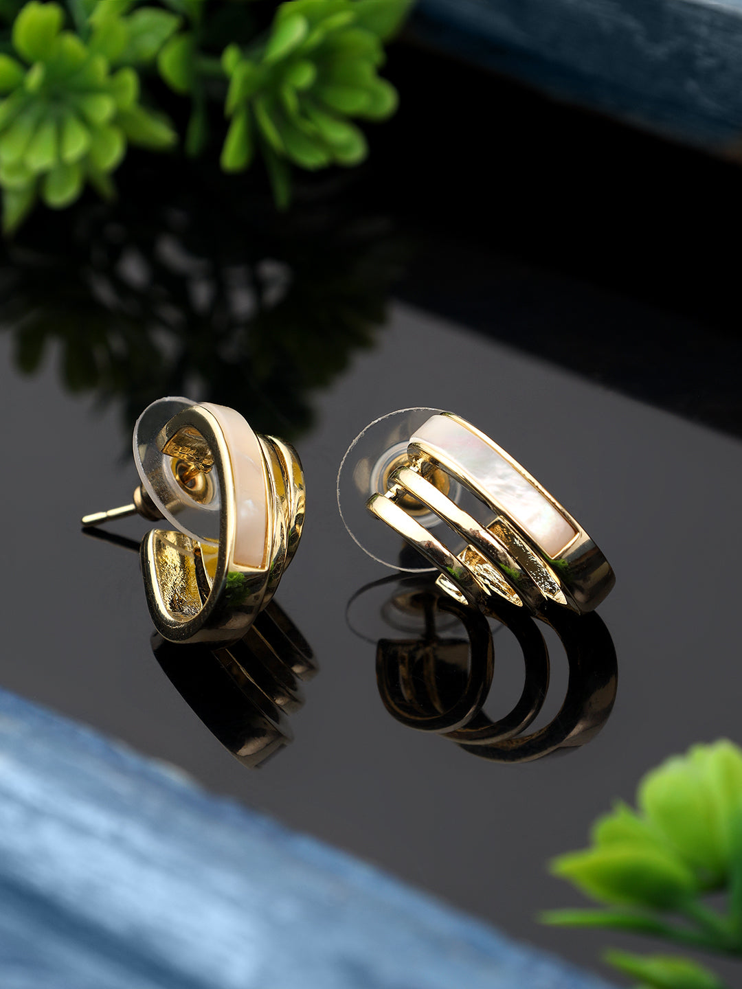 Gold Curled Stripe Pattern Earrings